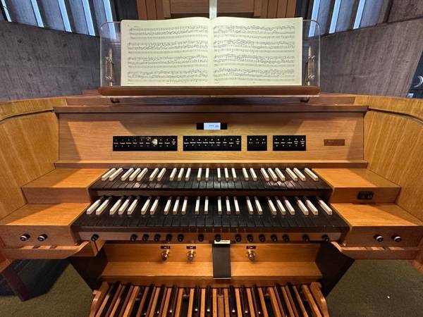 Quelle: Claudia Thoma, Waldkirch, Seelsorgeeinheit Waldkirch, Winterhalter-Orgel Buchholz, Spieltisch