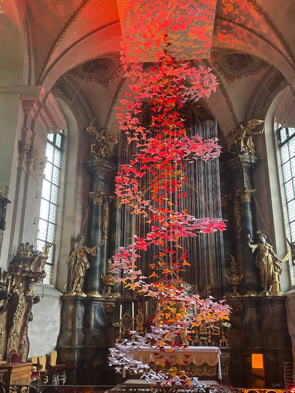 Pfingstinstallation: Großes Mobile mit Origami-Tauben