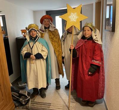Quelle: Sternsinger SE Waldkirch, privat Sternsinger beim Hausbesuch