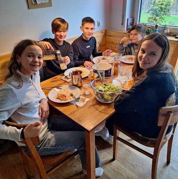 Beim Mittagessen in den Familien