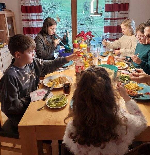 Beim Mittagessen in den Familien