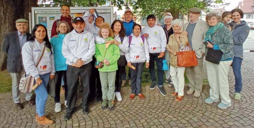 Gruppenbild mit Gästen aus Peru