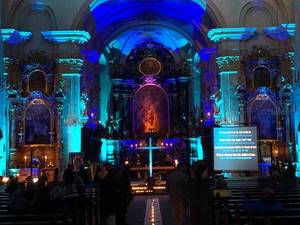 Kirche in nächtlicher Beleuchtung