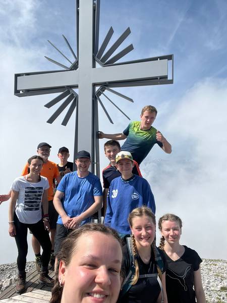 Quelle: Seelsorgeeinheit Waldkirch Gruppenbild Bergtour der Firmlinge