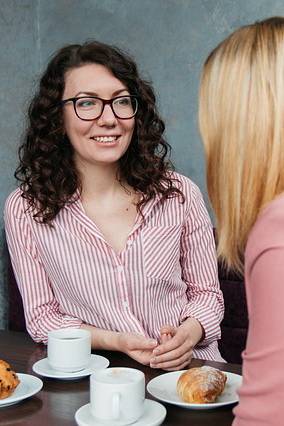 Quelle: pixabay.com (CC0 Public Domain), Zwei Frauen im Gespräch beim Kaffee