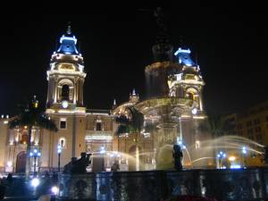 Quelle: Wikimedia Commons, Kathedrale von Lima bei Nacht