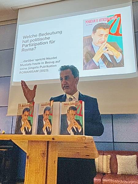 Quelle: Netzwerk Pro Sinti und Roma, Mustafa Nezdet beim Vortrag