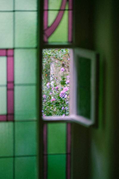 Quelle: Victoria Prymak, unsplash Blick durchs Fenster in den Garten