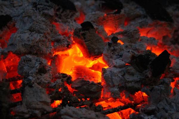 Quelle: pixabay.com (CC0 Public Domain) Gühende Kohlen