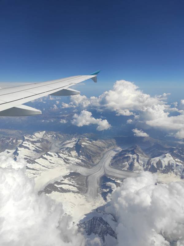 Blick aus dem Flugzeug auf Gletscherströme