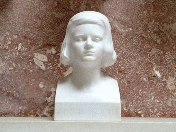 Quelle: Wikimedia Commons, Büste von Sophie Scholl