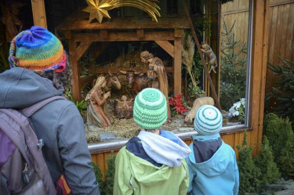 Quelle: Christian Schmitt, pfarrbriefservice.de Familie beim Betrachten einer Weihnachtskrippe