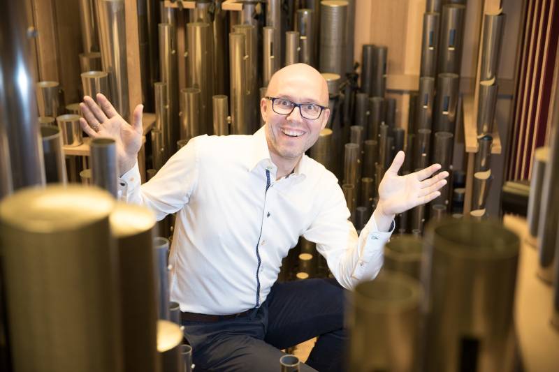 Markus Eichenlaub zwischen Orgelpfeifen